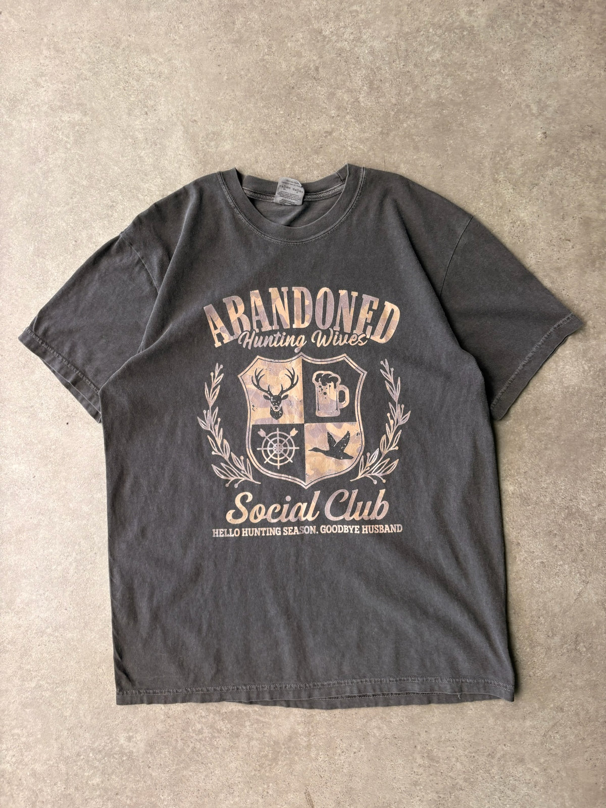 טישירט הדפס Abandoned Hunting Wives Social Club וינטג׳ - M – טי שירט וינטג׳ | DNA תל אביב