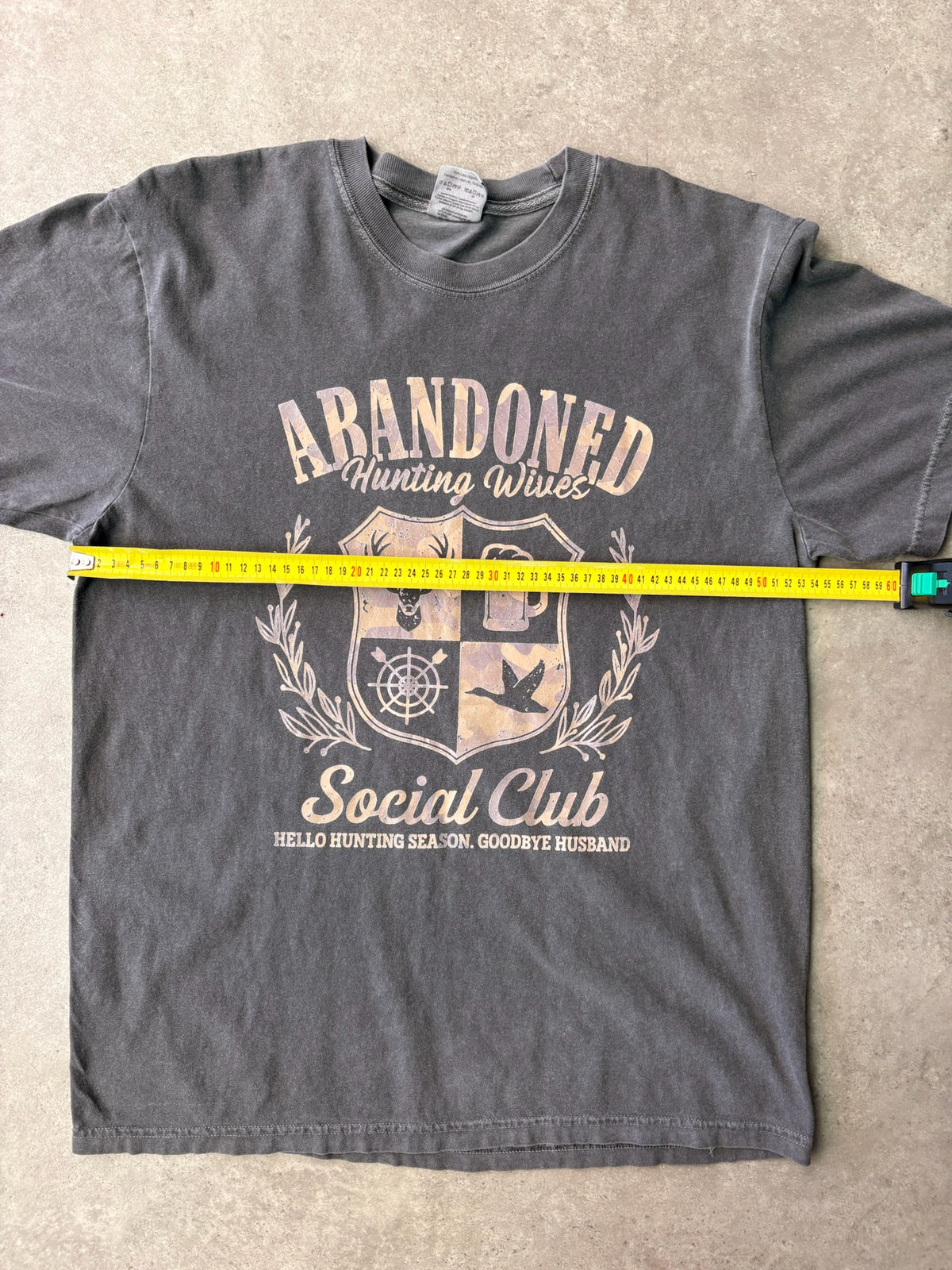 טישירט הדפס Abandoned Hunting Wives Social Club וינטג׳ - M – טי שירט וינטג׳, תמונה 3