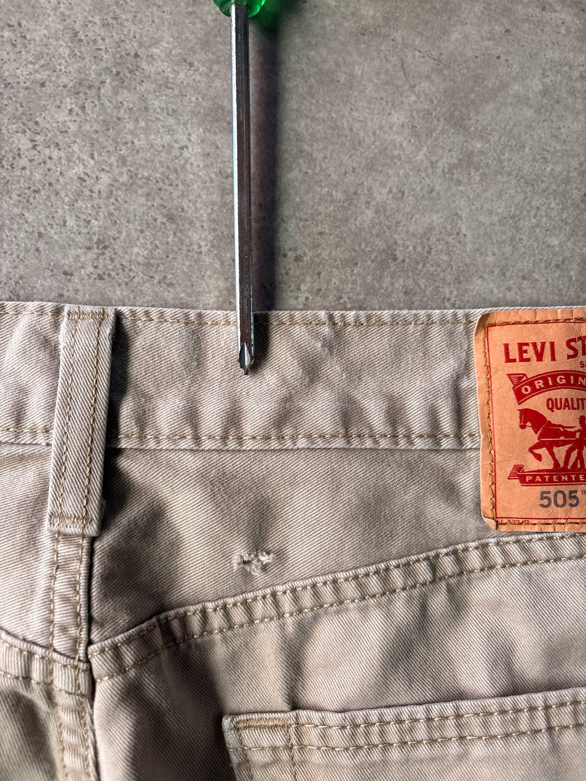 מכנסי Levi's 505 בז׳ וינטג׳ - 35