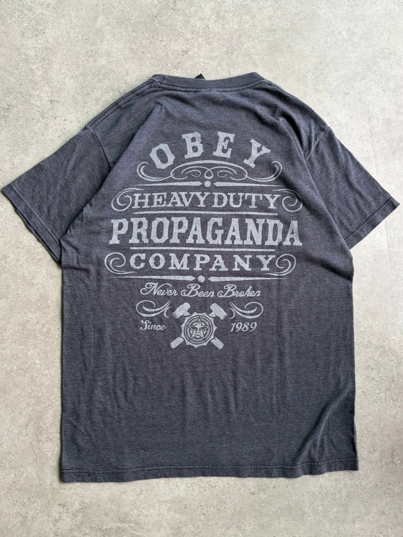 טישירט כתמי אקונומיקה OBEY Propaganda וינטג׳ - M