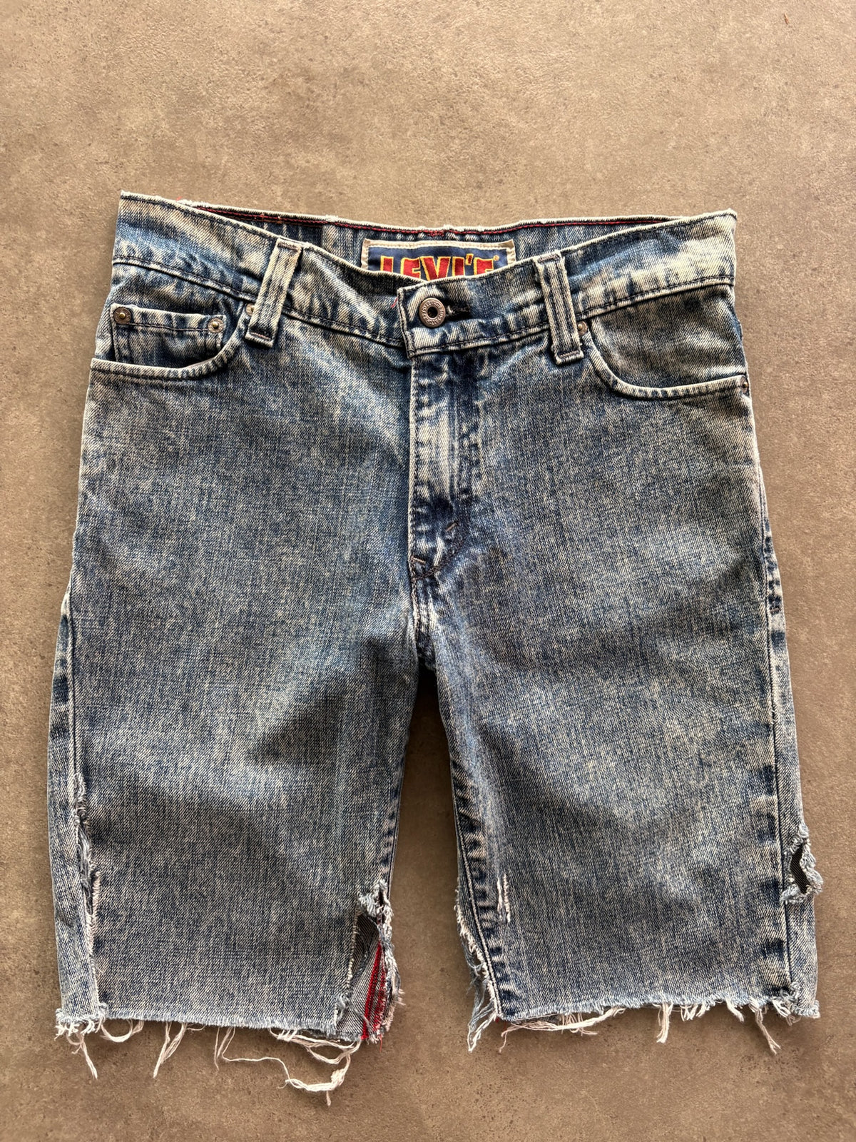 שורט ג'ינס Levi's וינטג׳ קרעים - 31 – שורט ג׳ינס וינטג׳ ליוויס | DNA תל אביב