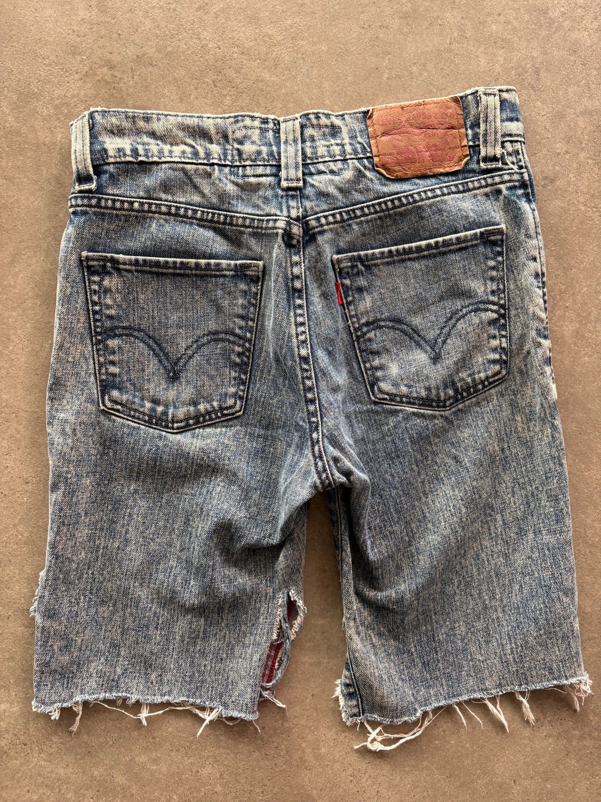 שורט ג'ינס Levi's וינטג׳ קרעים - 31 – שורט ג׳ינס וינטג׳ ליוויס, תמונה 2