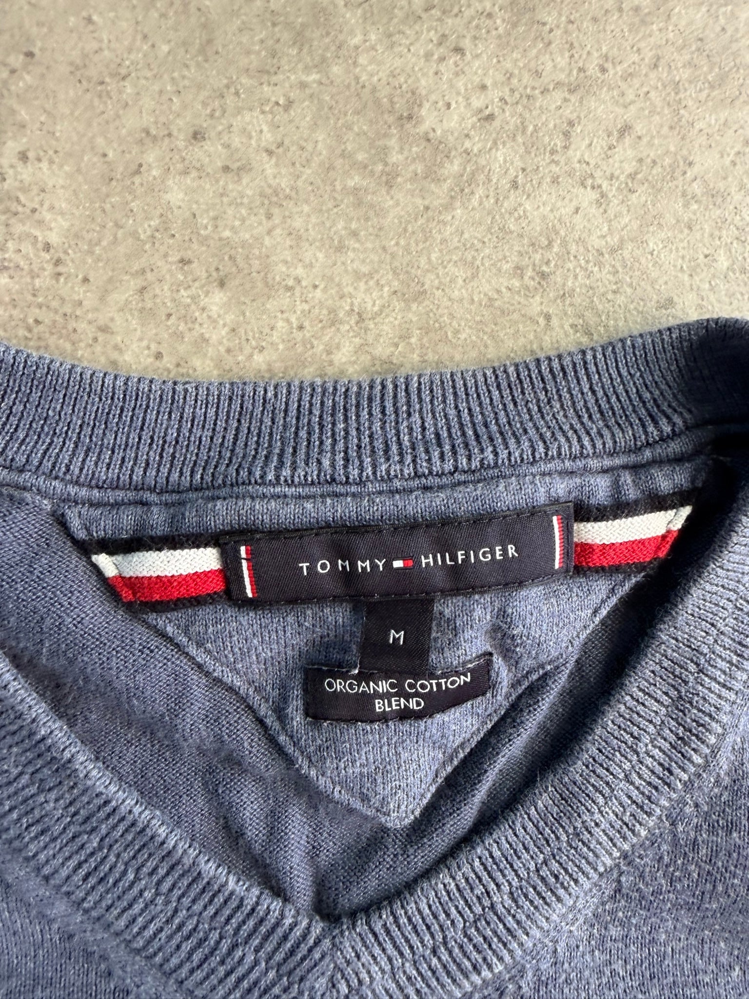 סוודר Tommy Hilfiger צוואר וי וינטג׳ - M