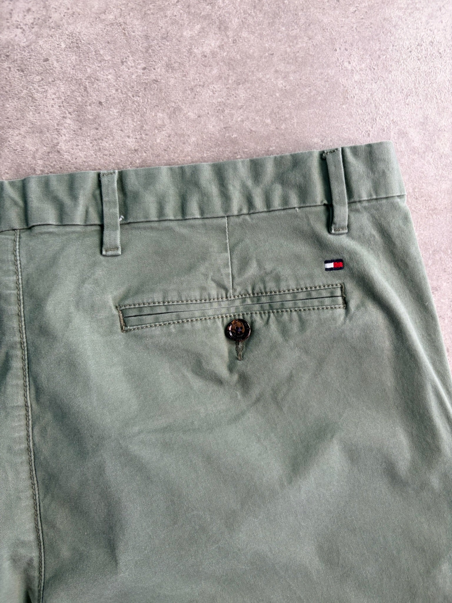 צ׳ינו Tommy Hilfiger ירוק זית וינטג׳ - 40