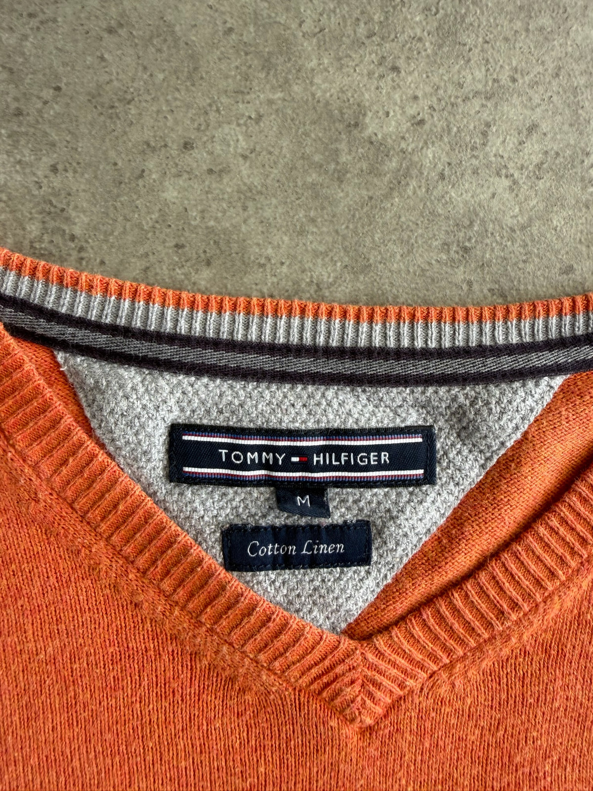 סוודר Tommy Hilfiger וי וינטג׳ - M – סריג וינטג׳ טומי הילפיגר, תמונה 3