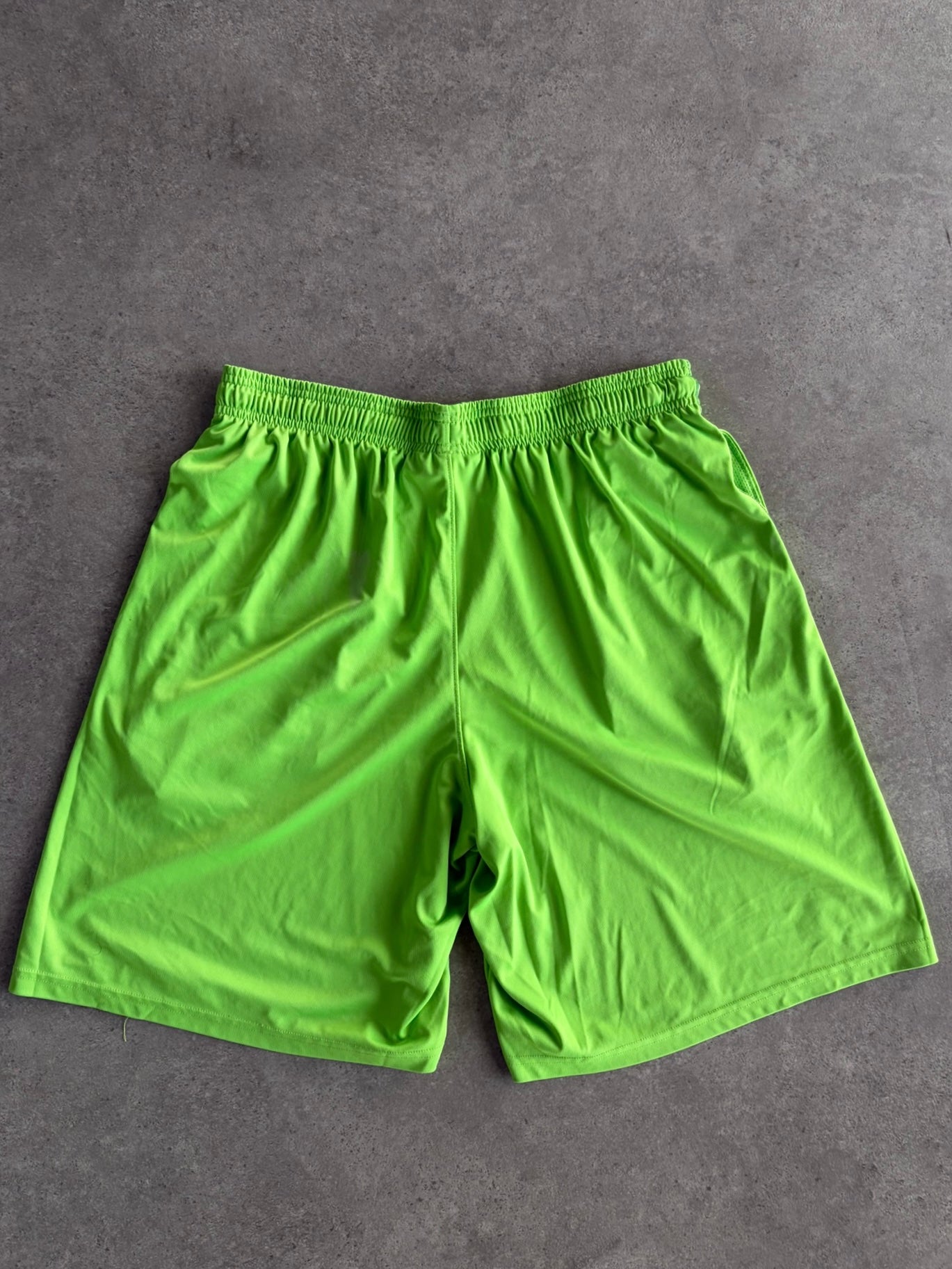 שורטס ספורט Under Armour ירוק ניאון וינטג׳ - 32