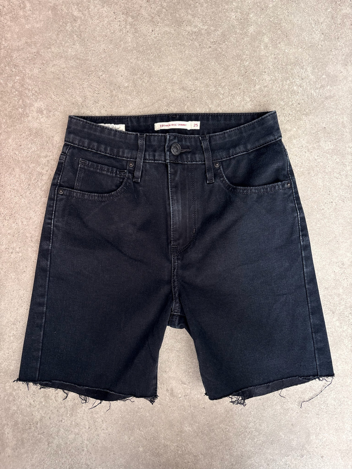 שורט ג'ינס Levi's 721 High Rise Skinny וינטג׳ - 23 – שורט ג׳ינס וינטג׳ ליוויס | DNA תל אביב