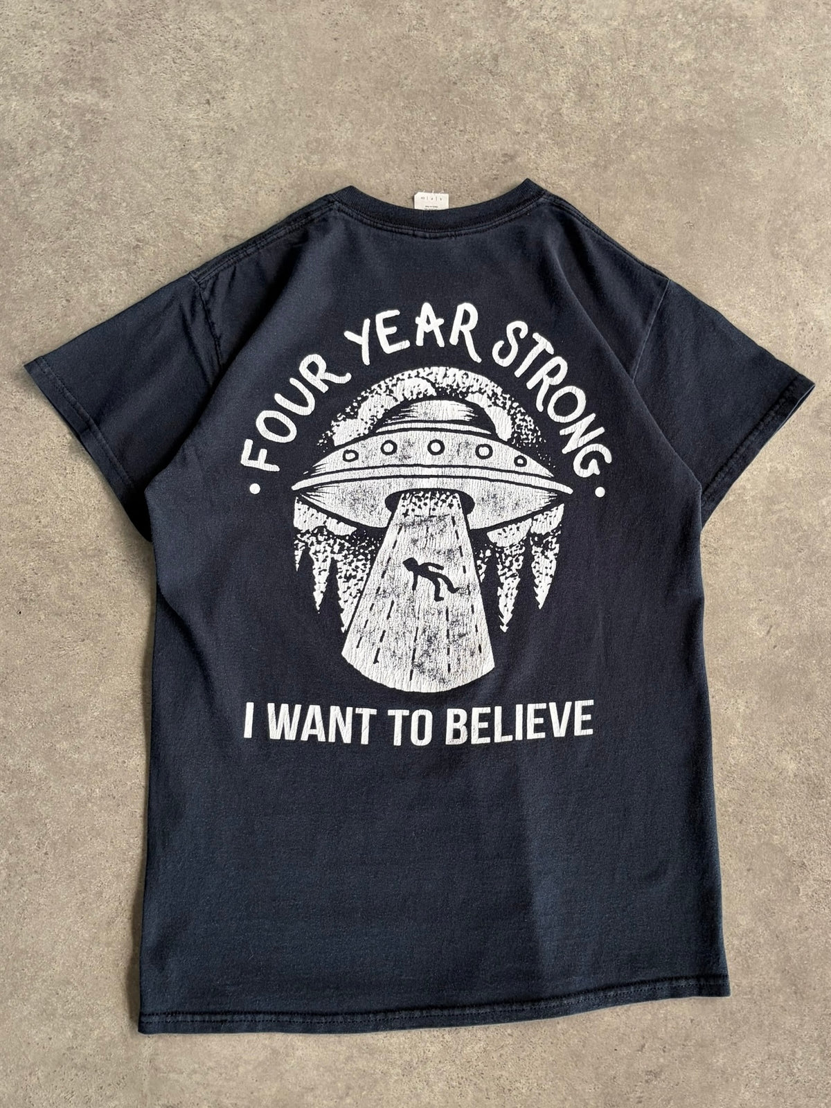 טישירט Four Year Strong הדפס UFO וינטג׳ - XXS – טי שירט וינטג׳ | DNA תל אביב