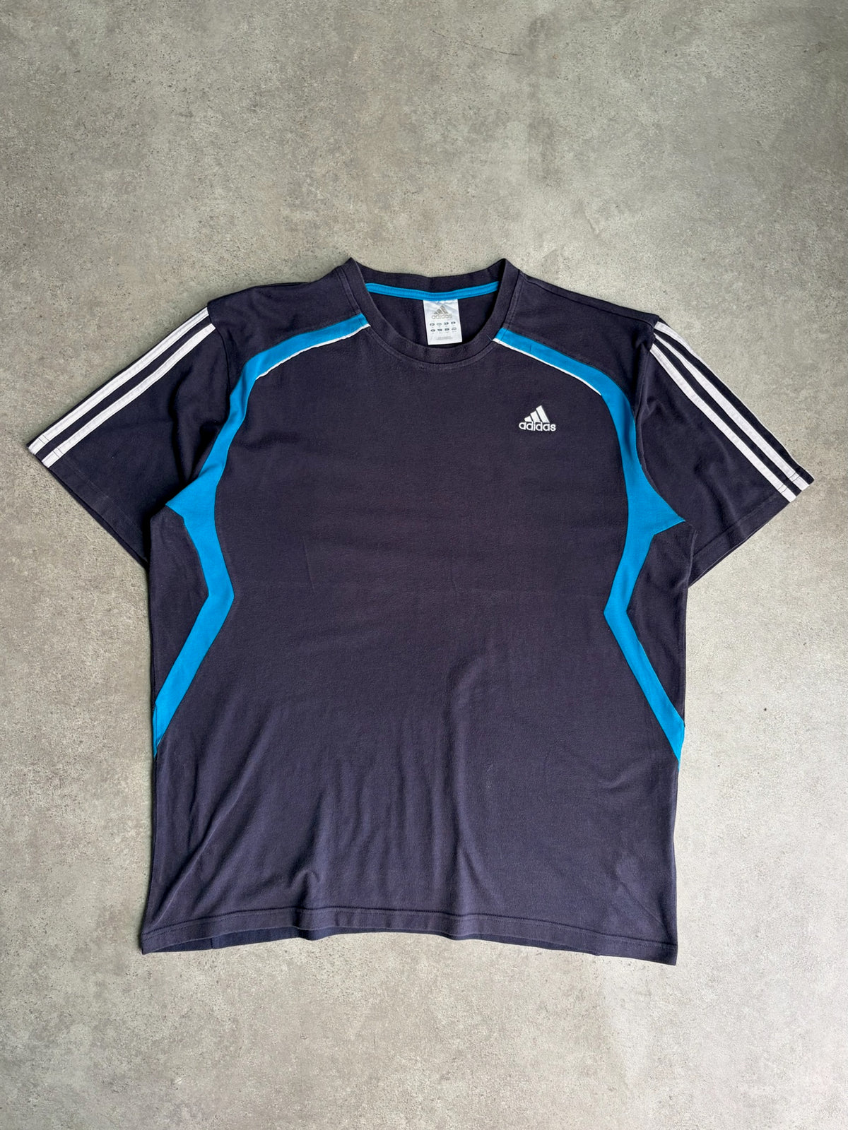 טישירט Adidas וינטג׳ - L – טי שירט וינטג׳ אדידס | DNA תל אביב