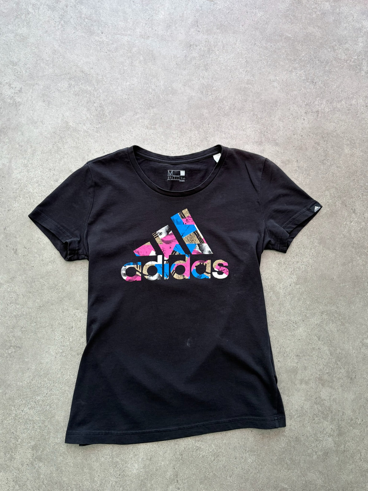 טישירט Adidas עם לוגו צבעוני וינטג׳ - XXS – טי שירט וינטג׳ אדידס | DNA תל אביב