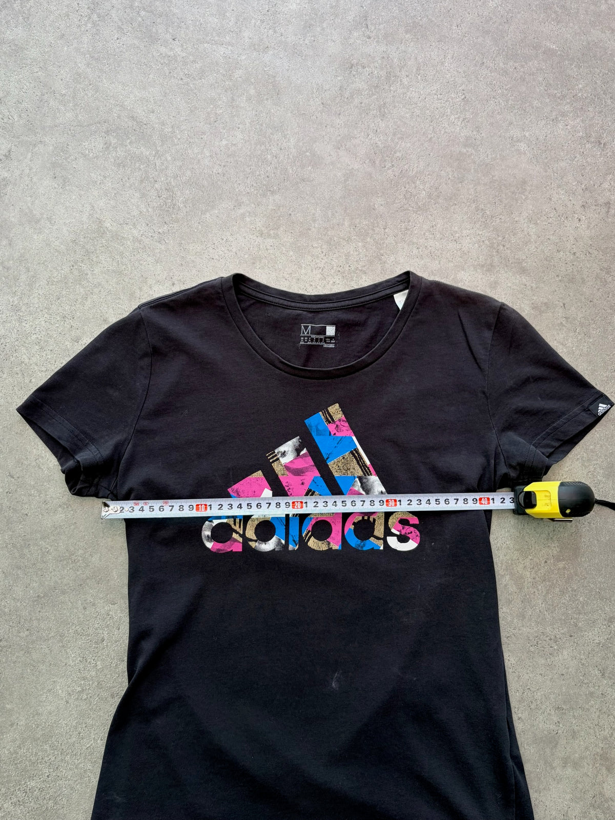 טישירט Adidas עם לוגו צבעוני וינטג׳ - XXS – טי שירט וינטג׳ אדידס, תמונה 3