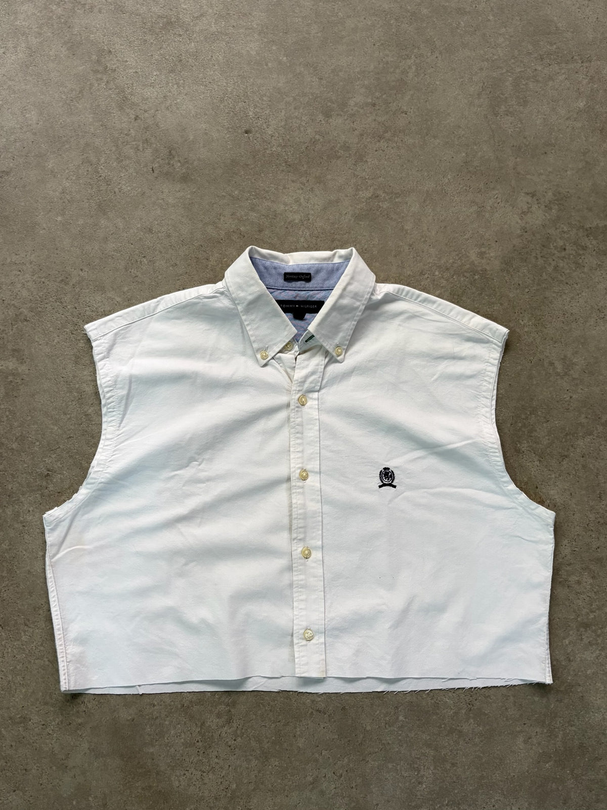 חולצה מכופתרת Tommy Hilfiger שרוולים קצוצים וינטג׳ - L – חולצה מכופתרת וינטג׳ טומי הילפיגר | DNA תל אביב