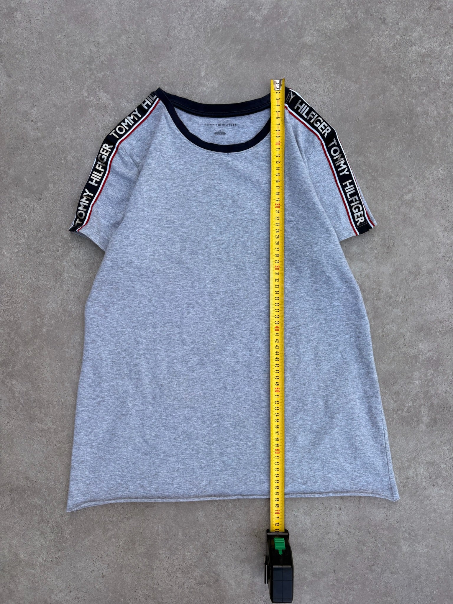 טישירט Tommy Hilfiger עם סרט לוגו וינטג׳ - XS