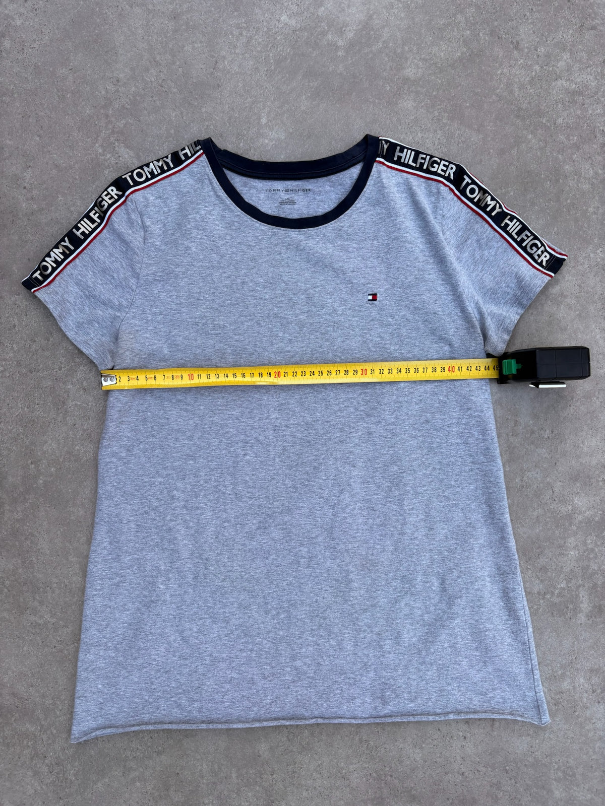 טישירט Tommy Hilfiger עם סרט לוגו וינטג׳ - XS