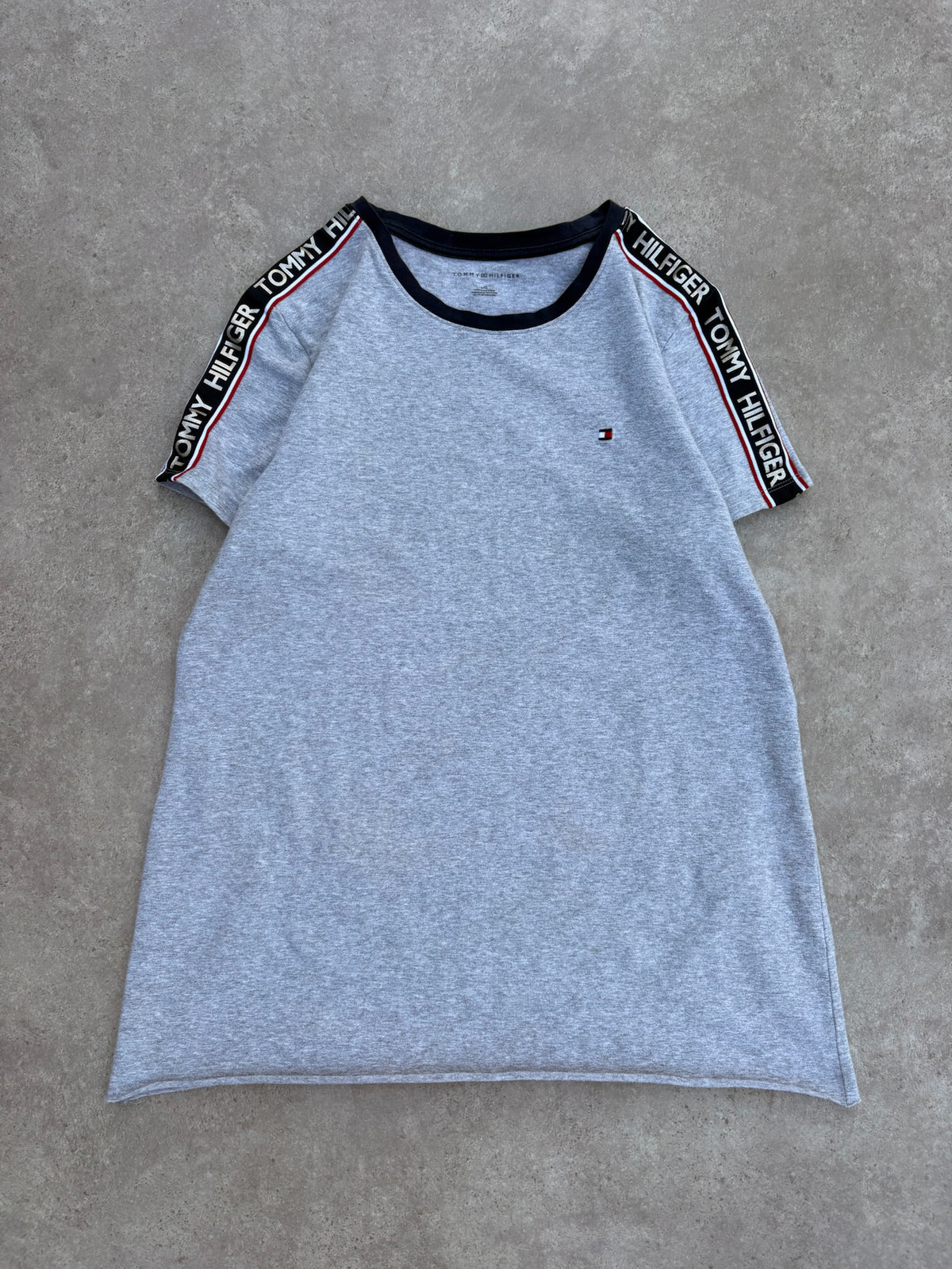 טישירט Tommy Hilfiger עם סרט לוגו וינטג׳ - XS