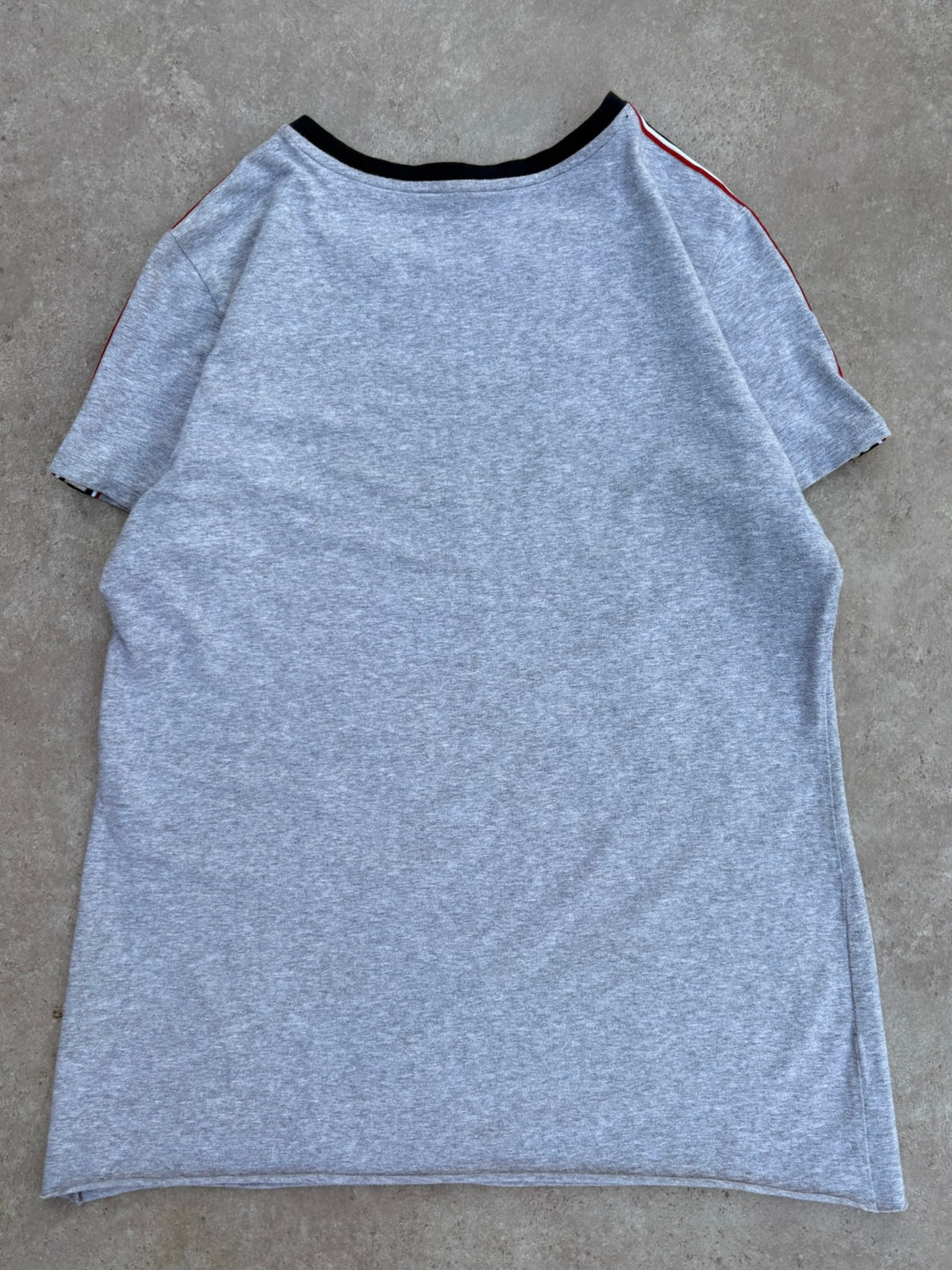 טישירט Tommy Hilfiger עם סרט לוגו וינטג׳ - XS