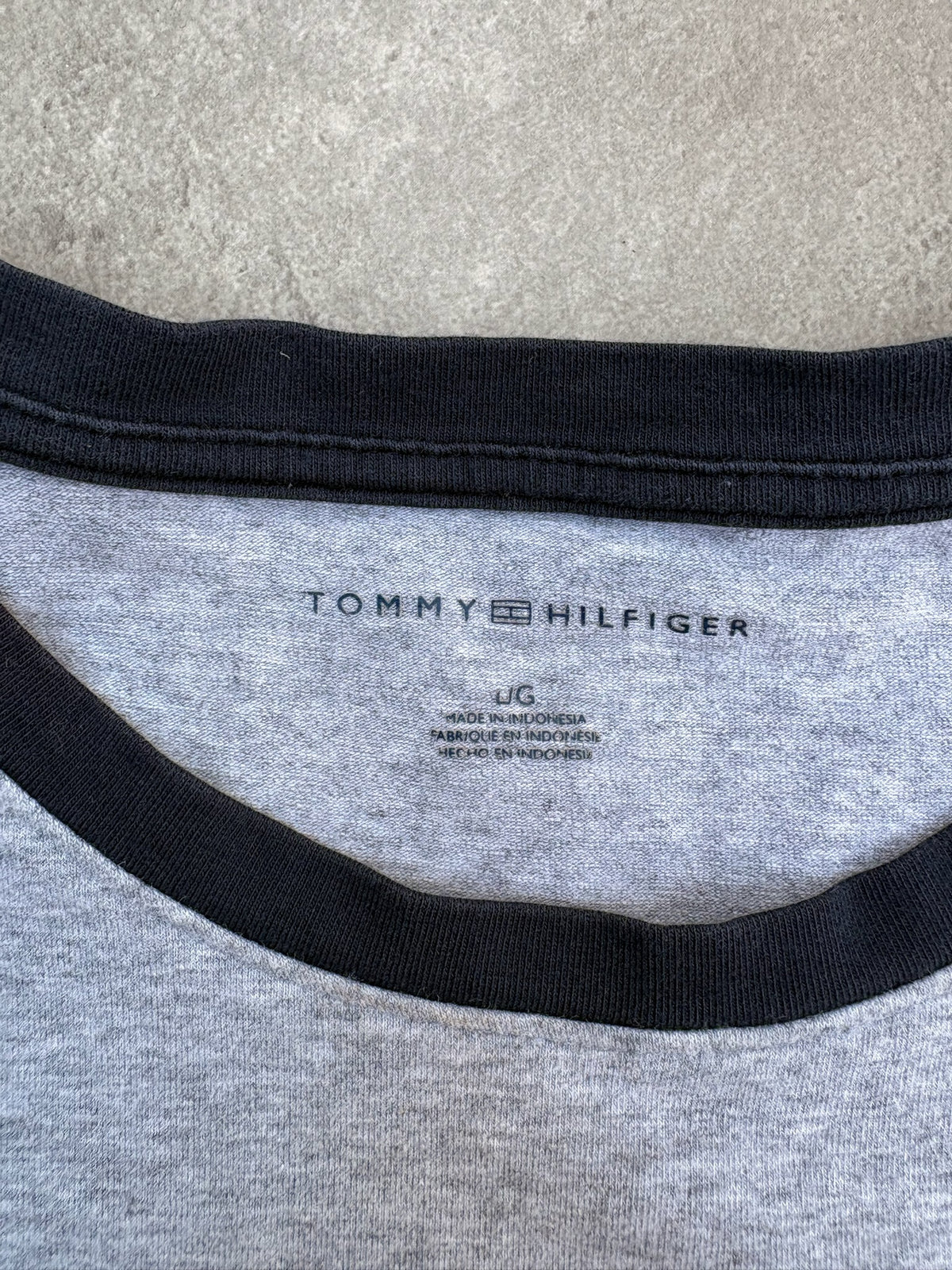 טישירט Tommy Hilfiger עם סרט לוגו וינטג׳ - XS